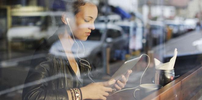 lady in cafe with headphones in