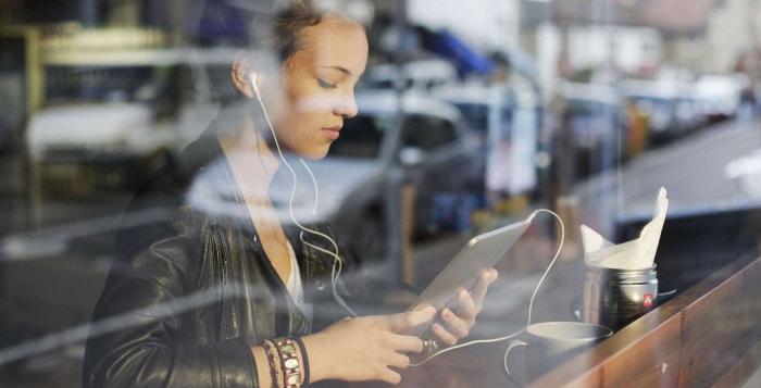 lady in cafe with headphones in